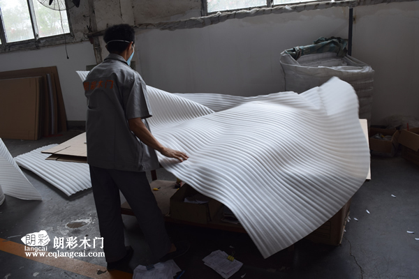 重庆朗彩木门  员工正在进行木门打包图1